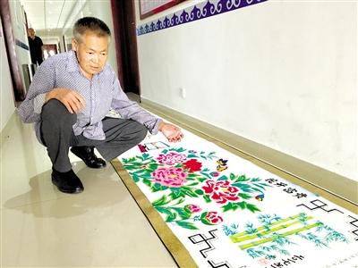 内蒙古一女子乘公交遭老人触碰腿部